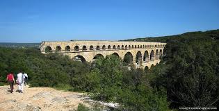 Cette année, le spectacle propose au public de remonter le temps à la rencontre de nos ancêtres les. Balade Au Pont Du Gard Et Decouverte De La Region