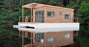 Aquaprima Est Un Modele D Habitation Sur L Eau Propose Par Aquashell Pour Les Professionnels Du Tourisme Ou Les Hangar A Bateaux Maison Flottante Maison Bateau