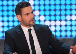 Κι όταν λέμε όλα εννοούμε όλα, διότι αυτή τη φορά ο παρουσιαστής μίλησε ή μάλλον αποκάλυψε τον λόγο που τον χώρισε η νάντια μπούλε. Dhmhtrhs Oyggarezos Epese 8yma Troxaioy Ti Synebh