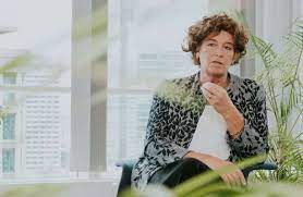 La ministre de la fonction publique et des entreprises publiques a opéré une transition de genre il y a 17 ans. Petra De Sutter Leading Belgium Towards A Just And Sustainable Transition European Greens
