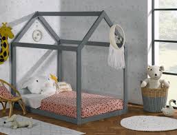 Celles des adultes avec un petiot côté bohème et romantique, celle des enfants à qui elle donne une touche poétique et celle de bébé pour son effet cosy et cocooning. Lit Cabane Evolutif Gris Avec Matelas Extensible