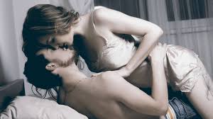 Pareja haciendo el amor símbolo en el cielo. Sexo Las Parejas Confiesan Cuantas Veces Hacen El Amor Y No Lo Imaginas