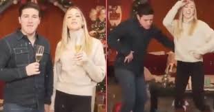 Es el comienzo todo estará mejor, ¡ponte nuevo, ponte nuevo león!, se escucha en otro fragmento de su canción. El Raro Video Con El Que Samuel Garcia Desea Feliz Navidad