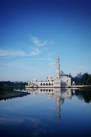 The first real floating mosque of malaysia, tengku tengah zaharah mosque is located near the banks of kuala ibai lagoon, just 4 km from the kuala terengganu. File Tengku Tengah Zaharah Mosque Jpg Wikimedia Commons