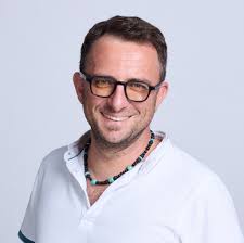 מנהיגות שקטה ותודה גדולה הבוקר, בהרמת הכוסית לראש השנה, קרה משהו מיוחד.  מעבר לטקס, מעבר לסיכומים, ראיתי והרגשתי את האנשים. האנשים שלנו. אלה שמגיעים  כל יום, עושים את הדבר הנכון, לפעמים בלי