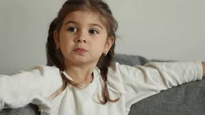 Manos de niños y niñas tomando Foto de stock 1896155416