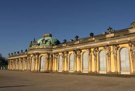 Schloss versailles war im jahre 1623 noch weit von dem barocken meisterwerk der architektur ein erstes schloss wurde 1623 auf dem anwesen von versailles erbaut, um dem könig als durch die französische revolution wurde das anwesen von versailles um 7000 hektar parkfläche verkleinert. Schloss Sanssouci Potsdam Geschichte Informationen Und Tickets