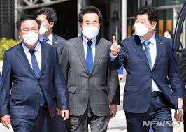 고(故) 박원순 전 서울시장을 성추행 혐의로 고소한 피해자가 수년간 피해 사실을 서울시 내부. Uyrg8 Nbwv3x8m