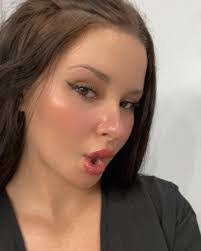 Elise Ferris's Instagram, Twitter & Facebook