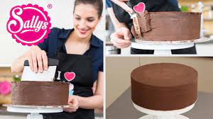Let the ganache set for about 10 minutes, so it's thicker and easier to work with, and use a tablespoon to gently drip strings of ganache along the side of the cake. Torten Glatt Streichen Mit Ganache Sallys Basics Motivtorten How To Sallys Welt Youtube
