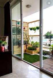 Biasanya pintu kaca digunakan untuk bagian belakang rumah atau balkon untuk memberikan pkamungan yang terhalang taman atau halaman belakang kamu. 11 Desain Pintu Geser Unik Untuk Rumah Sempit Bikin Cantik Ruangan Dan Nggak Makan Tempat