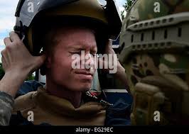 Le personnel de l'US Air Force a fait équipe avec Bodro, une fillette de 2  ans, Belge Malinois attaché à la Force opérationnelle à Currhaee, 4e  Brigade Combat Team, la 101e Division