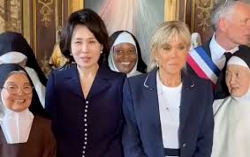 VIDÉO GALA - Brigitte Macron à Saint-Paul-de-Vence : ses retrouvailles complices avec la Première dame sud-coréenne dans un lieu inattendu — Gala