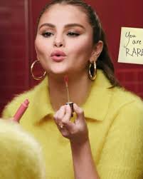 selenagomez in her JF 2” Kevin Hoops @rarebeauty @sephora styled by  @erinwalshstyle #selenagomez #rarebeauty #jenniferfisher