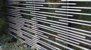 Memanfaatkan tema garis, maka reng dipasang horisontal dengan jarak tertentu, agar memberikan kesan tidak terlalu terbuka pada sisi bisa dikombinasikan dengan penggunaan. Cara Buat Pagar Diy Ide Kreasi Rumah