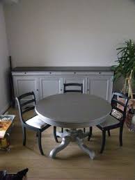 Avec Ses Chaises Couleur Anthracite Qui Font Echo Au Plateau De L Enfilade Mobilier De Salon Relooker Salle A Manger Relooking Meuble