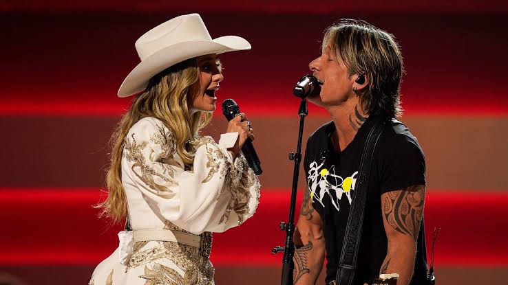 Lainey Wilson opens CMA Awards with tribute to fellow country stars