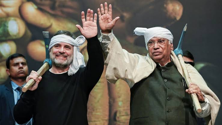 कंधे पर कुदाल-माथे पर गमछा..चेहरे पर मुस्कान, मनरेगा बचाओ में राहुल-खड़गे  का देसी लुक | Mgnrega Controversy Congress Attack Kharge Rahul Gandhi On  Vbgramg Bill | Asianet News Hindi