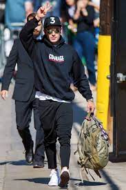 Who is ready for winter to be over and the weather to warm up ever so slightly? Zac Efron S Best Casual Style Zac Efron Loves Bombers And Sunglasses