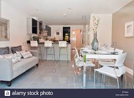 9 magnificient small kitchen with sofa photos di 2020 some furniture and storage options work better than others for a narrow galley kitchen or a room with a small footprint. Zeigen Home Kuche Esszimmer Mit Sofa Stockfotografie Alamy