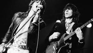 The definitive rock star and half of one of rock's finest songwriting duos. So Nahmen Die Rolling Stones In Jamaika Goats Head Soup Auf