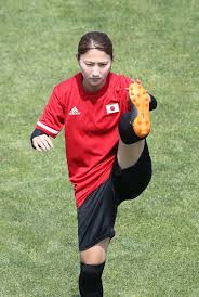 攻め上がる塩越 女子サッカー 〔五輪・サッカー〕カナダ戦の前半、ドリブルで攻め上がる塩越（左）＝21日、札幌ドーム 【時事通信社】 引き分けたなでしこジャパン サッカー Amwpeziabsiyjm