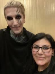 Ontem, conheci o Chris Motionless e o Motionless in White. Contei ao Chris  que estou 6 meses limpo e ele disse que estava muito orgulhoso de mim. Vou  me lembrar disso para