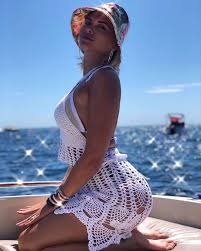 Kelly vedovelli is an actress, known for les déguns (2018), une agression publique de nos jours (2017) and l'oeuf ou la poule? Kelly Vedovelli Torride En Robe Blanche Decolletee Avec Son Petit Chien Mce Tv