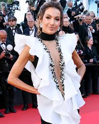 Patrícia Poeta faz estreia em Cannes e look item especial de Hebe Camargo