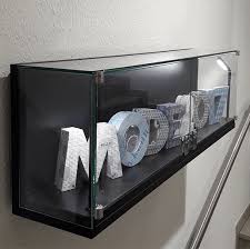 Rahmenlose Wandvitrine Mit Abschliessbaren Drehturen Und Led Beleuchtung Wandvitrinen Vitrine Glasvitrine