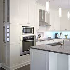 Cuisine Style Transitionnel En Bois Massif Avec Four Encastre Small Kitchen Storage Kitchen Kitchen Design