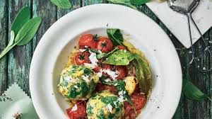 Parmesan Spinatknodel Mit Salbeibutter Und Tomaten Rezept In 2020 Lebensmittel Essen Parmesan Essen