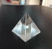 Prismas piramidales de vidrio: elegante dispersión de luz