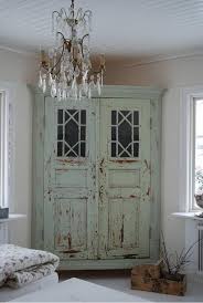 Rustic antique doors, carved vintage armoires, old door tables and sideboards by mogul showcases the ancient artistry of india. 33 Best Vintage Bedroom Decor Ideas And Designs For 2021