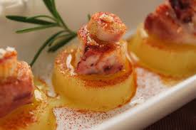 Pero también puede funcionar como si lo prefieres, también puedes ver este vídeo donde está explicado todo el proceso para cocinar pulpo a la gallega incluyendo el proceso de «asustarlo» Ensalada De Patata Y Pulpo A La Gallega Ensalada De Patatas Aperitivos Salados Comida Para Fiesta