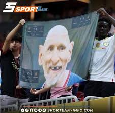 مشجعي باريس سان جيرمان يسخرون من ميسي بهذا الشكل أثناء مباراة باريس وانتر  ميامي الجارية حالياً والتي انتهى الشوط الأول بتقدم باريس بأربعة أهداف دون  رد.