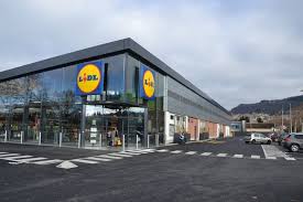 Déjà l'an passé, lidl avait fait la une en lançant des vêtements à son effigie, et notamment des chaussures de sport. Le Magasin Lidl De Cebazat Puy De Dome Ne Demenagera Pas Dans La Zone Des Fourches Clermont Ferrand 63000