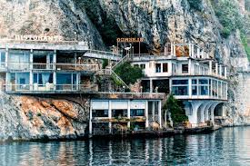 Abandoned Ristorante Hotel Ponale Casa Della Trota Sul Lago Di Garda Riva Del Garda Italy En 2020 Lugares Abandonados Lugares