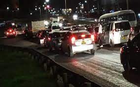 Angry protesters have paraded three corpses along the busy thika super highway as they demand for the government to fence off a dam near clay works. Rody6cmpebzmum