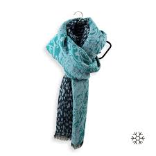 Le tissage ou le tricotage de la laine mohair met en valeur la nuance des couleurs et donne un reflet lumineux à chaque echarpe en laine que nous réalisons. Echarpe Femme Bleue Marine En Matieres Naturelles Ultra Douce Et Confortable