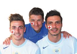 Sind Fan vom Roten Kreuz: FCZ-Fussballer Marco Schönbächler und Mathieu  Beda sowie ...