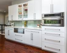 Modern White Flat Front Kitchen Cabinets With Long Sleek Handles Homes By Dephillip Kitchen Cabinets For Sale Modern Kitchen Cabinets Kitchen Cabinet Pulls