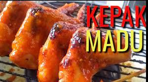 6 ketul kepak ayam, 6 sudu besar sos cili, 2 sudu besar sos tomato, 2 sudu besar sos tiram, 2 sudu besar madu, 1 sudu kecil gula, 1 sudu kecil garam, 1 sudu besar cili giling, 2 sudu besar serbuk lada hitam, 3 ulas bawang putih (ditumbuk), 2 sudu besar butter. Resep Kepak Sayap Ayam Madu Youtube