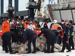 Theo flight radar 24, chuyến bay sj182 của sriwijaya air đã hạ độ cao hơn 10.000 feet (hơn 3.000m) chỉ trong vòng chưa đầy một phút, thời điểm vừa cất cánh. Indonesia S Sriwijaya Air Boeing 737 500 Passenger Plane Crash Black Box Recorders Located Asia Gulf News