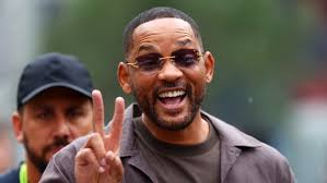 Chris Martin e Dakota Johnson pedem ordem de restrição contra stalker que  diz ser casada com o cantor e morar na casa dele