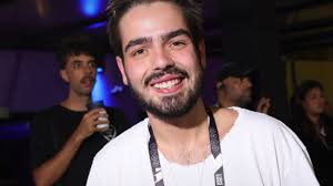 Quem é? João Silva, filho de Faustão, é flagrado aos beijos na Sapucaí