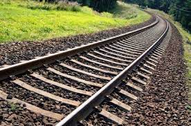 Rel kereta bermula di inggris pada tahun 1630, yaitu dengan adanya pengangkutan batu bara dengan kereta yang ditarik kuda beroda besi. Kenapa Landasan Keretapi Kena Ada Batu Batu Bukan Pasir Atau Tanah Ini Jawapannya