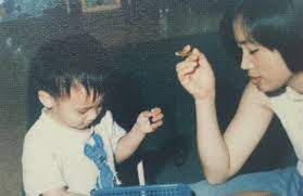 Belum diketahui pasti nama ayah dan ibu jin, akan tetapi menurut sumber yang ada, ia lahir di keluarga yang cukup kaya karena ayah mereka . 4 Kali Jin Bts Dan Ibunya Memancarkan Energi Puncak Ibu Dan Anak Kpopkuy