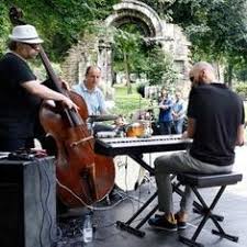 César Latorre en el Campo San Francisco