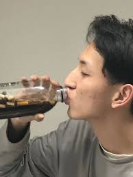 Chỉ vì lời thách thức của bạn cùng ký túc, nam sinh tu hết chai nước chứa  đầu lọc thuốc lá khiến mọi người khiếp hãi